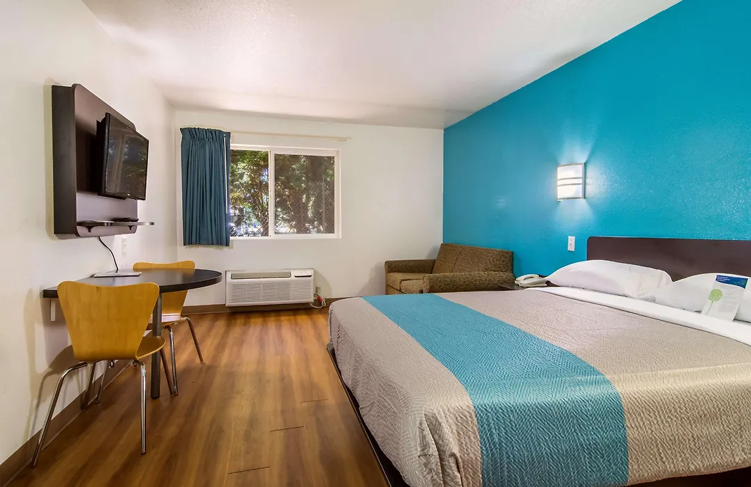 Motel 6 Portland Mall - 205-1