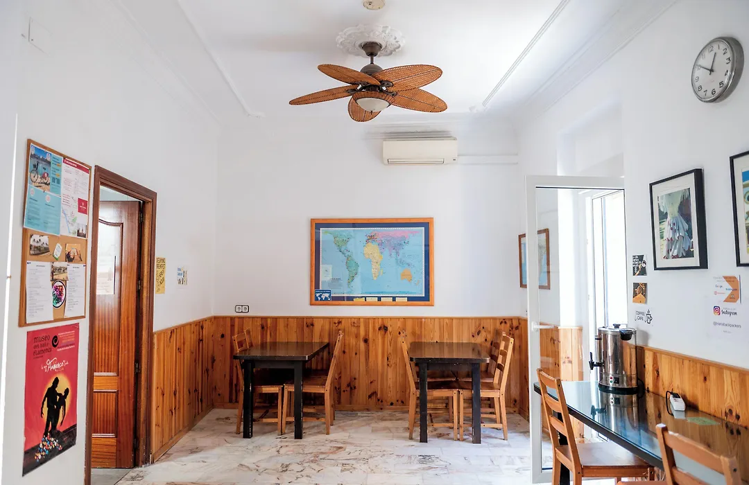 Hostel Triana Backpackers-1