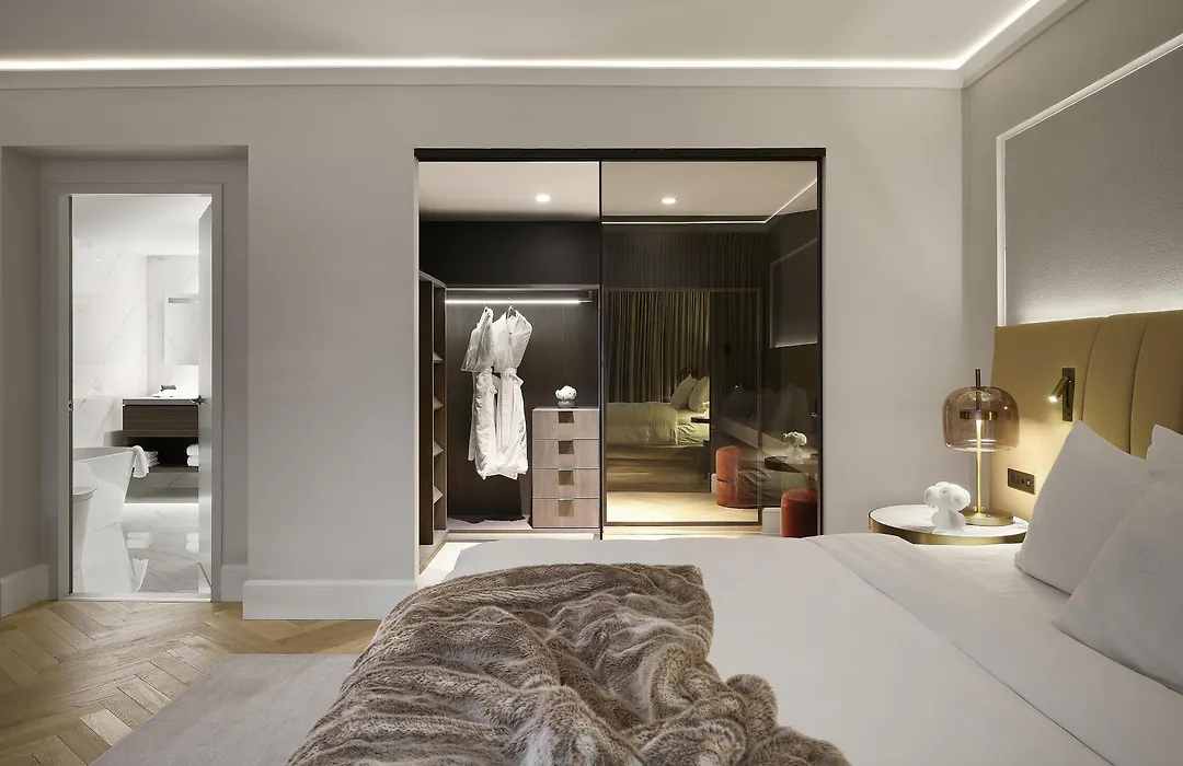 Vogue Hotel Montreal Downtown, Curio Collection By Hilton-1