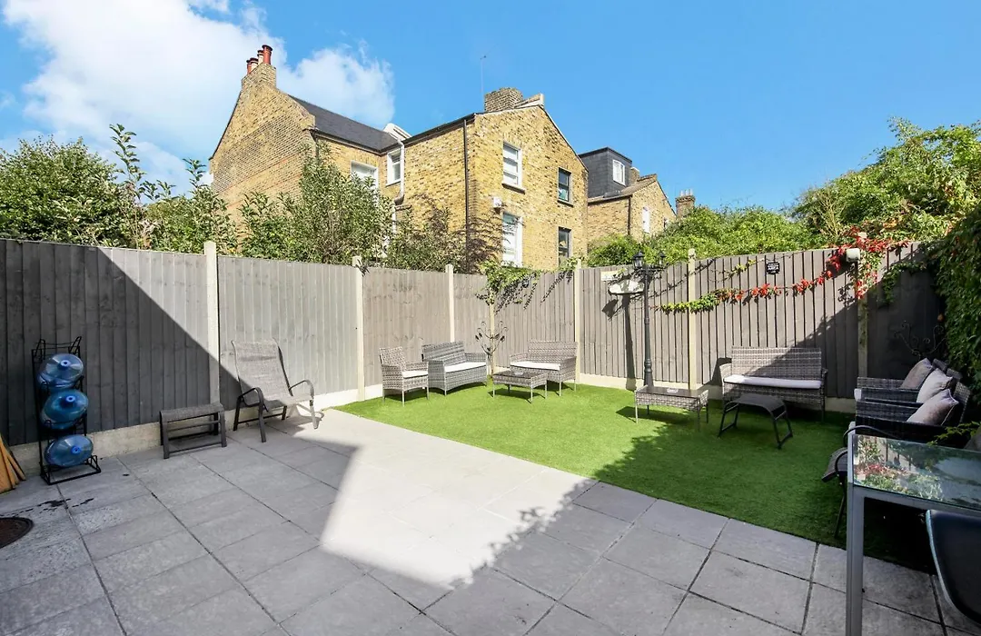 Hackney Suites - En-Suite Rooms & Amenities-1