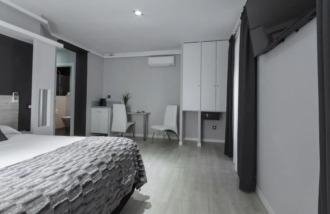 Hostal Overnight Madrid-1