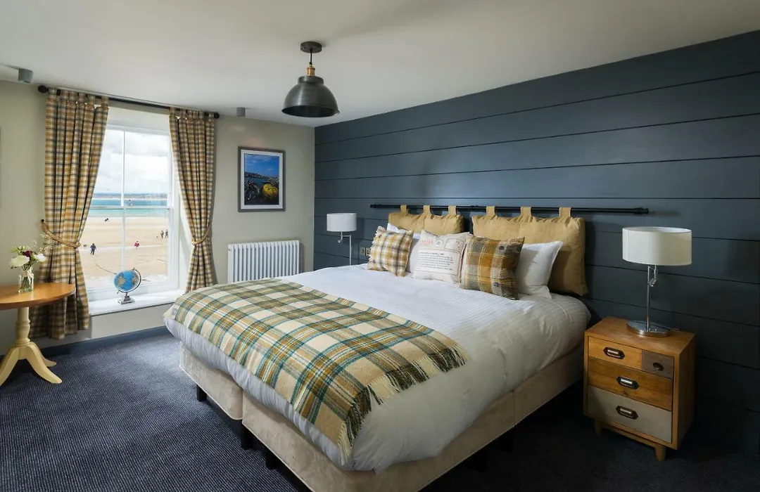 Lifeboat Inn-1