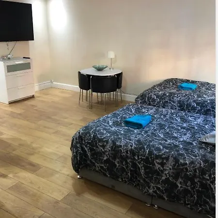 Big Room Rusholme With Tv And Private Bathroom-Parking&Wifi-2