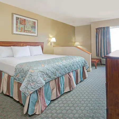 Days Inn By Wyndham Downtown St. Louis-2