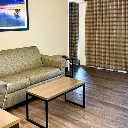 Quality Inn & Suites Airport-3