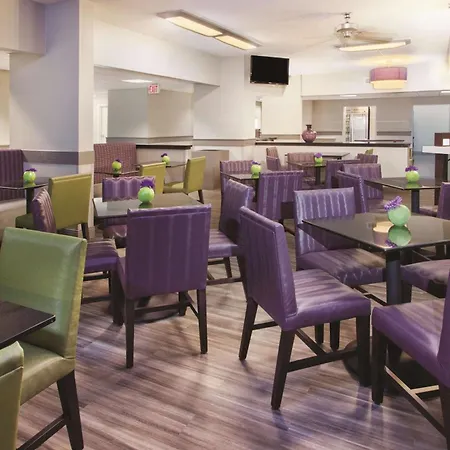 La Quinta Inn & Suites By Wyndham Charleston Riverview-3