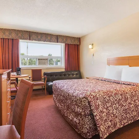 Travelodge By Wyndham Edmonton East-2