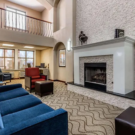 Comfort Inn & Suites Airport-American Way-2
