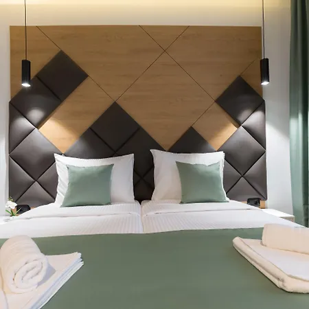 Capital Hotel Garni-3