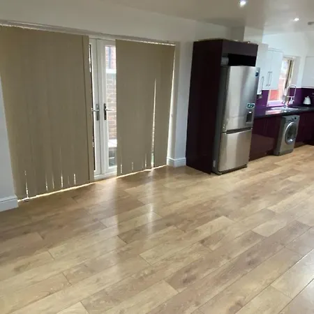 Big Room Rusholme With Tv And Private Bathroom-Parking&Wifi-3