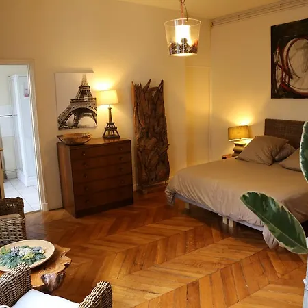 A Room In Paris-2