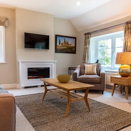 Cowdray Lodge B&B Rooms-2