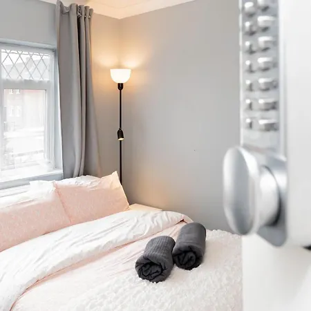 Shirley House 4, Guest House, Fully Equipped Kitchen With Fridge, Washer, Dryer, Self Catering, Self Check In, Great For Contractors, 5 Min To Bat, 20 Min To Fawley Refinery, Close To Southampton Central, Ideal For Longer Stays-2