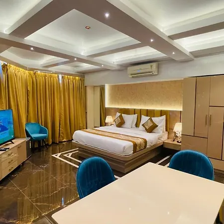 Home2 Renaissance Club-2