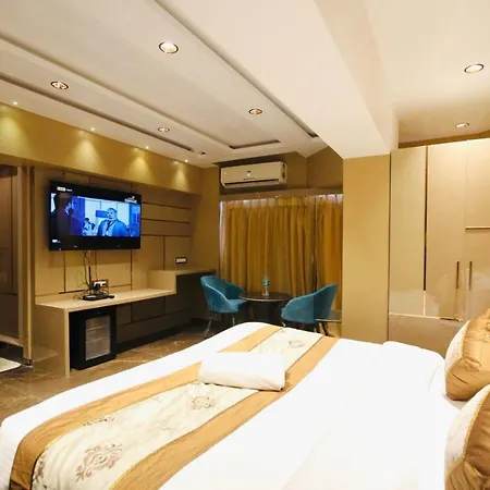 Home2 Renaissance Club-3