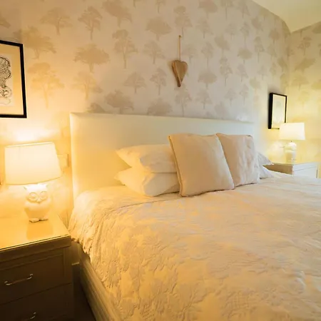 Maison Dieu Guest House-3