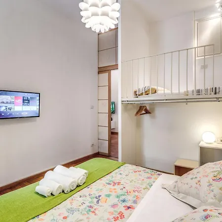 Elegant Apartment Behind The Colosseum-3