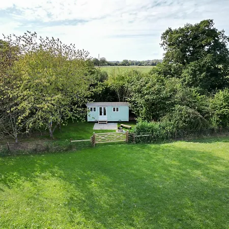 Great Ashley Farm Holiday Cottage & Shepherds Huts-2