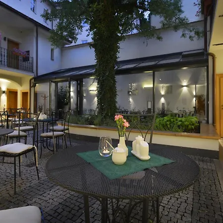 Hotel At The White Lily-2