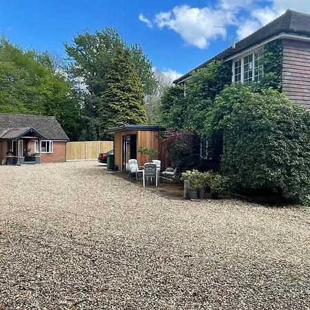 Da Vinci Guest House Gatwick Guest Parking, A Real Gem-2