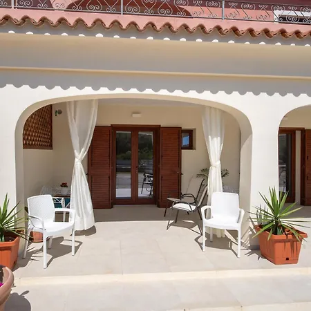 Ambra Holiday Rooms - Rooms & Beach-2