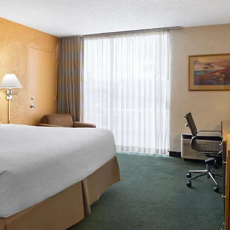Ramada By Wyndham Tucson-3