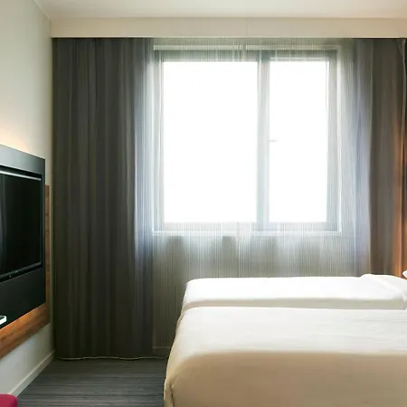 Moxy Edinburgh Airport-3