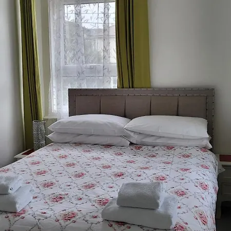 Holly Lodge-2