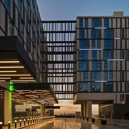 Holiday Inn Dubai Al-Maktoum Airport By Ihg-3