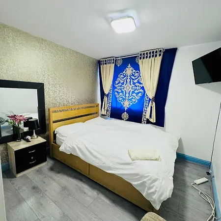 Unique Private Rooms - Bolton Central, Free Parking-3