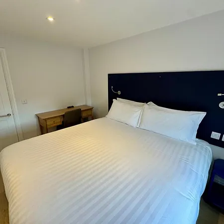 Brentwood Hotel & Apartments-3