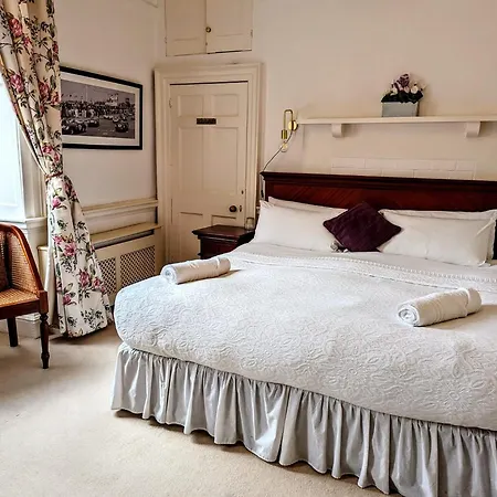 East Pallant Bed And Breakfast, Located In Large Georgian Townhouse In Central Chichester-3
