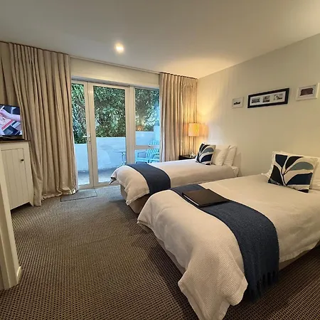 Queenstown House Bed & Breakfast And Apartments-3
