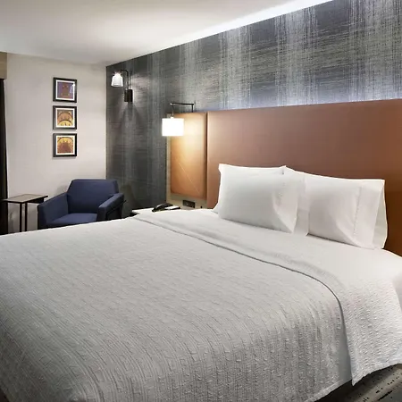 Hampton Inn Newark Airport-3