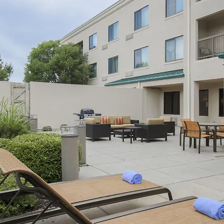 Courtyard By Marriott Topeka-3