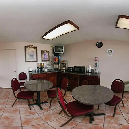 Super 8 By Wyndham Oklahoma Fairgrounds-3