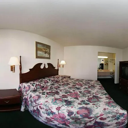 Super 8 By Wyndham Oklahoma Fairgrounds-2