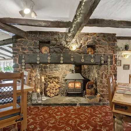 Greyhound Country Inn-3