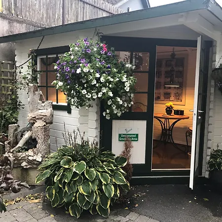 Avlon House Bed And Breakfast-3