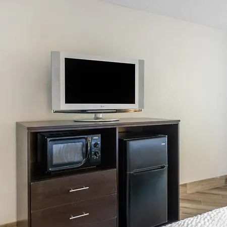 Clarion Inn & Suites Kissimmee-Lake Buena Vista South-2
