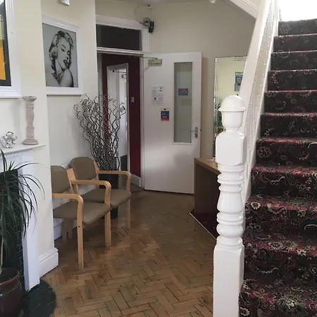 Castle Lodge Guest House 86-88 Sheil Rd L6 3Af-2