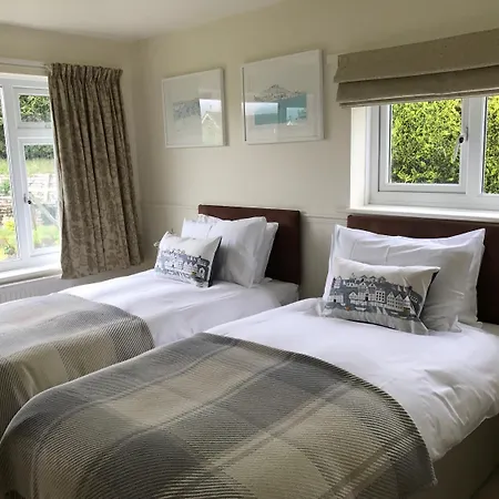 Coombe Bank Guest House-3