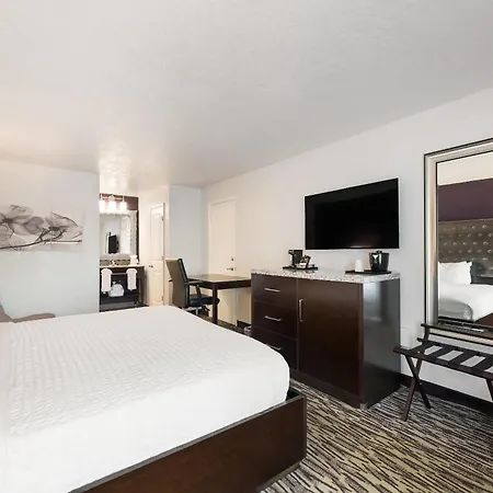 Clarion Inn & Suites Across From Universal Orlando Resort-3
