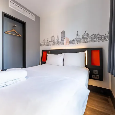 Easyhotel Cardiff-3