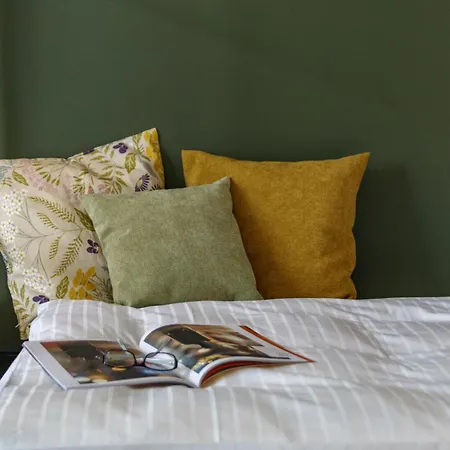 Black F House - Serviced Apartments-2