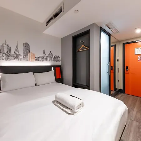 Easyhotel Cardiff-2