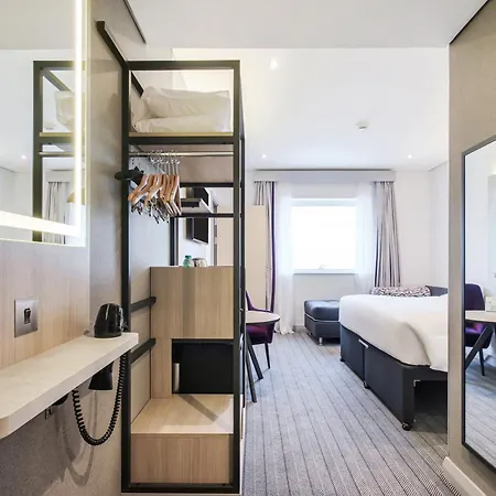 Premier Inn Dubai International Airport - An Emirates Group Company-3