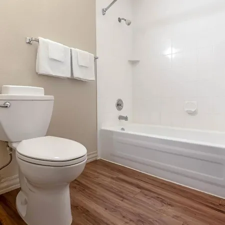 Econo Lodge Inn&Suites-3