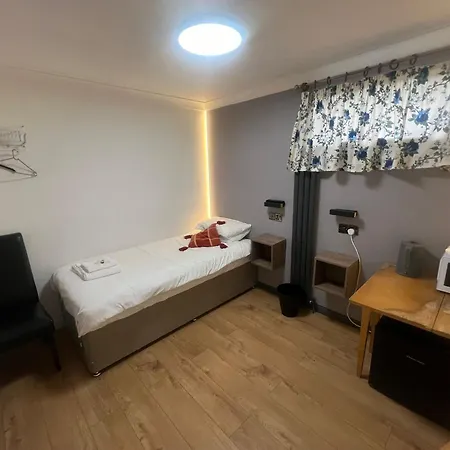 Hollybush Guest House-2