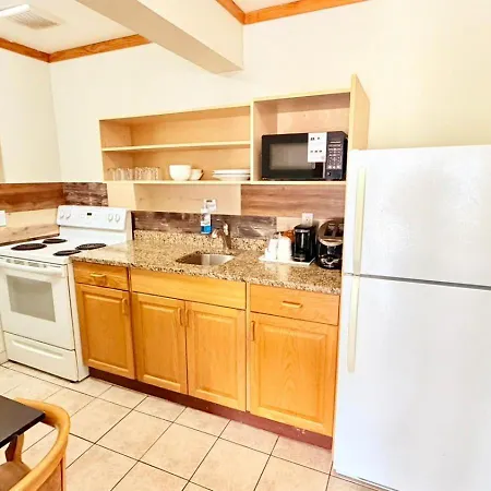 Travelodge By Wyndham Golden Sportsman Lodge-3